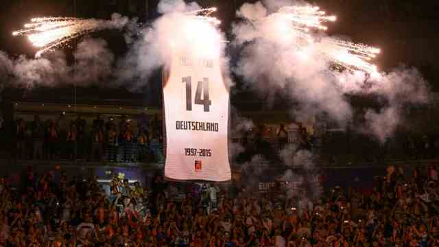 Opening win at the European Basketball Championship: Dirk Nowitzki's jersey with the number 14 was hoisted under the roof of the Cologne hall with a lot of smoke and noise.