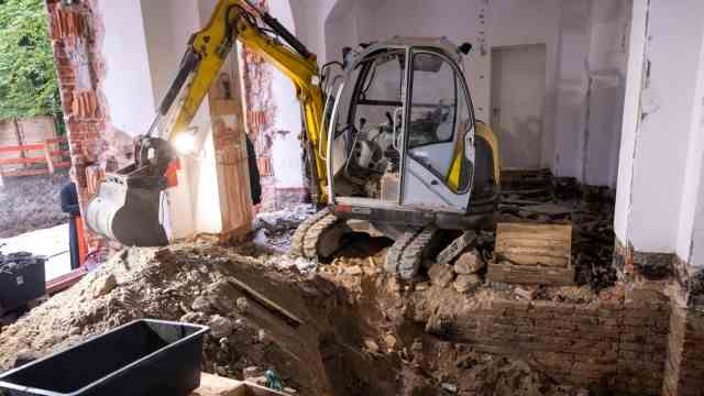 Contaminated sites in the Maximilianeum: Surprising discovery: A construction worker unintentionally pierced a concrete ceiling with this excavator and found the cavity underneath, complete with remains of ammunition and old weapons.