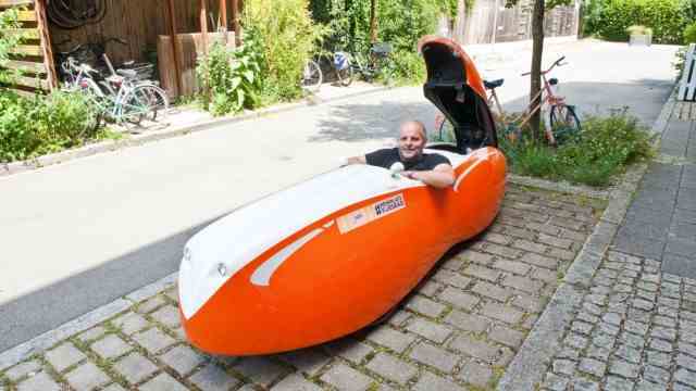 Bicycle demonstration in Poing: The Ebersberg ADFC chairman Jürgen Friedrichs, here in his velomobile, calls for equal rights in road traffic.
