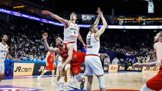 Bronze at the European Basketball Championship: A hard piece of work: Franz Wagner and Jonas Wohlfarth-Bottermann (from left) prevent Poland's Michal Michalak (middle) from throwing.