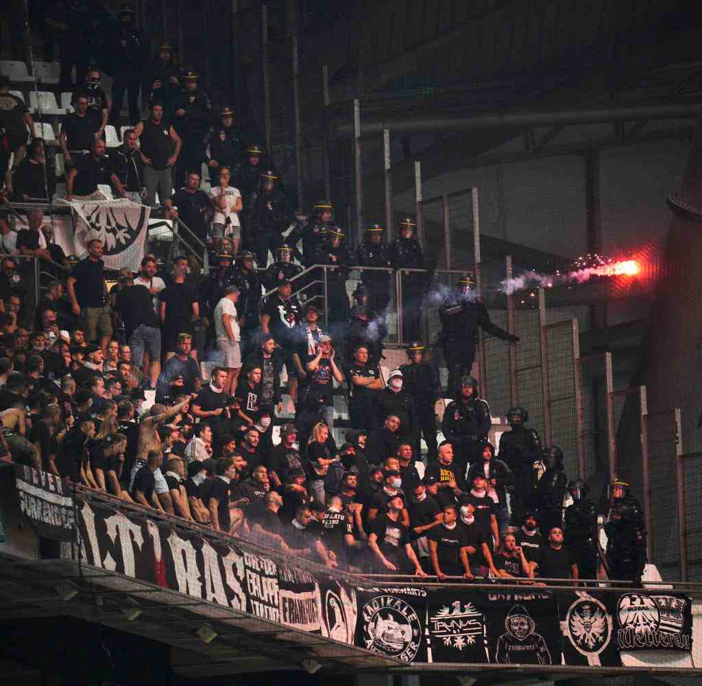 Artillery in the Eintracht block: Frankfurt fans shot flares into the Marseille spectators