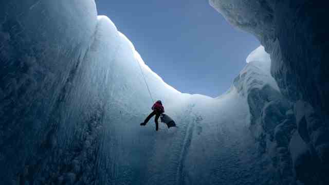 documentary "Into The Ice" in the cinema: Down into the depths: Alun Hubbard rappels down into a glacial mill.