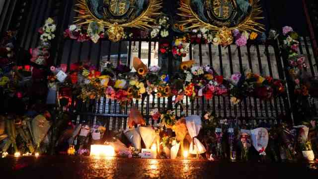Farewell to Elizabeth II: Flowers at Buckingham Palace: Many people pause in London.
