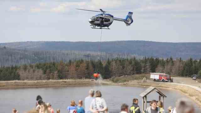 Major fire: A fire-fighting helicopter fetches fire-fighting water from the Wurmbergteich in Lower Saxony.