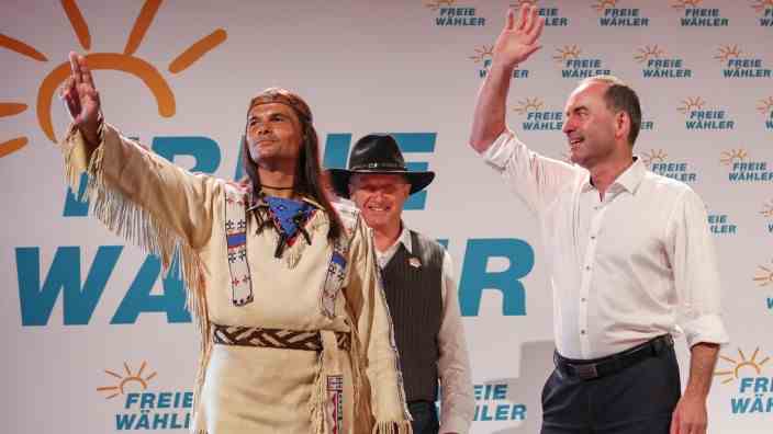Gillamoos: Hubert Aiwanger (right) next to an als "Winnetou" disguised actor.