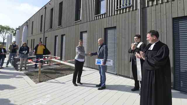 Höhenkirchen-Siegertsbrunn: The modular extension building was inaugurated on Friday afternoon with a festive ceremony and the blessing of Pastors Manuel Kleinhans and Thomas Lotz.  In the background: Mayor Mindy Konwitschny (SPD) and Rector Torsten Bergmühl.