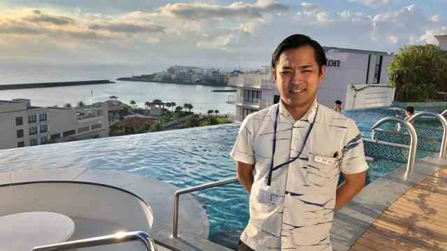 Vacation in Japan: Yusuke Kuroda is jointly responsible for the design hotel Lequ in Chatan.  More foreign guests are likely to be swimming in the spectacular roof-top swimming pool in the near future.