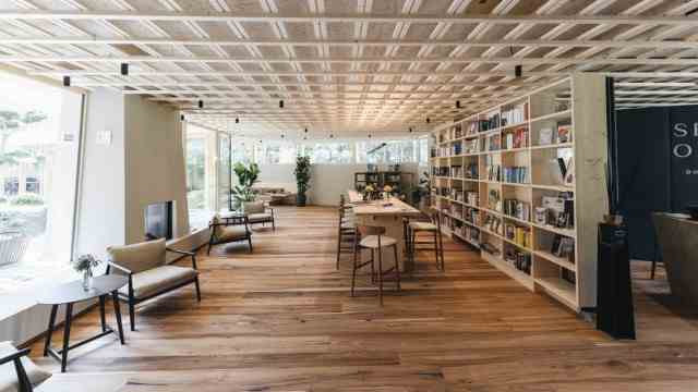 Spend the night in South Tyrol: the lobby, which is also the library, is airy and bright with 800 books and magazines.