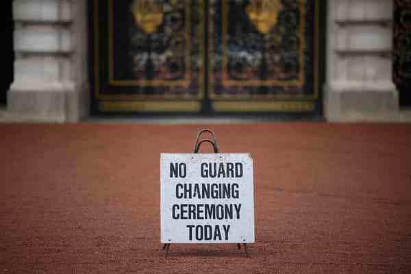 A sign indicating "No changing of the guard ceremony today" is displayed in the courtyard of Buckingham Palace in central London on September 8, 2022. 