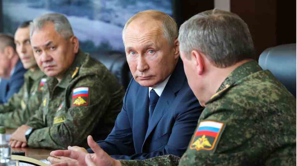 Vladimir Putin is observing a military exercise: on September 21, he initiated mobilization in Russia. 