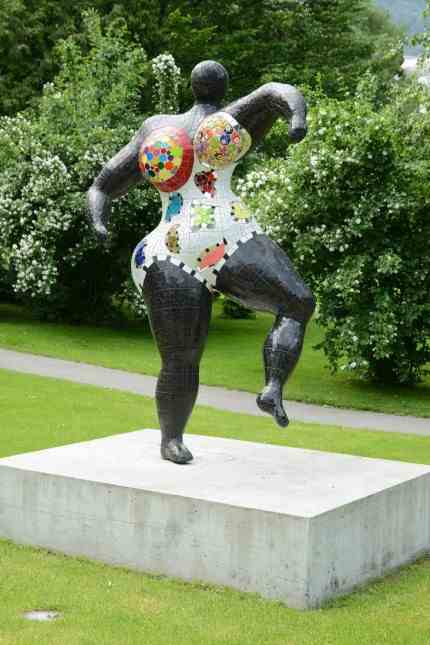 Art: well known: the funny, colorful Nanas by Niki de Saint Phalle like this one from the exhibition in the Kunsthaus Zurich.