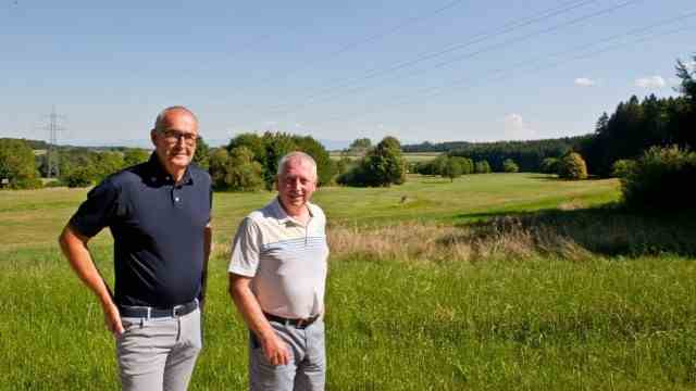 Brenner-Nordzulauf: The board of directors of the golf club consists of eight members - President Helmut Hampel (right) and Jürgen Schunda are two of them.