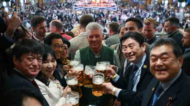 Parties at the Wiesn: Dieter Reiter raises a toast with the delegation from Sapporo.