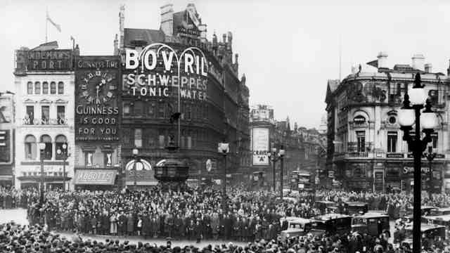 UK: The 1936 minute's silence after the death of King George V in Piccadilly Circus, London.