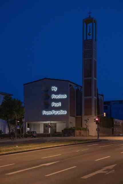 Parallel to the Documenta: Writing "My Precious Pearl From Paradise" lights up at night at the Elisabeth Church in Kassel.