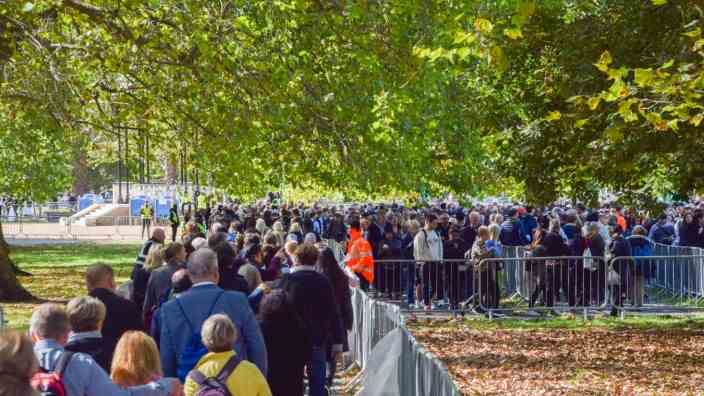 September 16, 2022, London, England, United Kingdom: Huge crowds pack Southwark Park, the back of the queue.  The queue