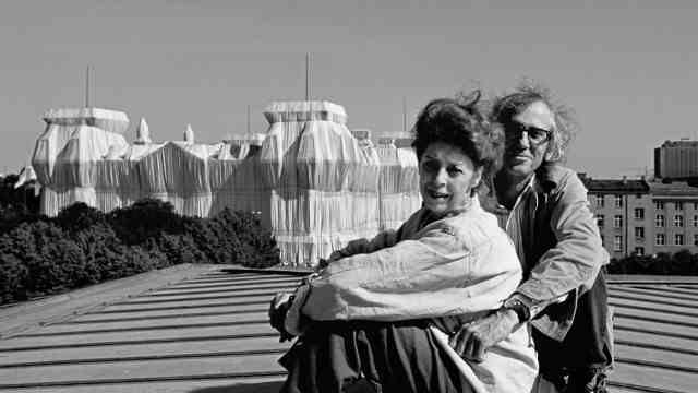Retrospective in Düsseldorf: Christo and his wife Jeanne-Claude in front of the wrapped Reichstag in Berlin in 1995.