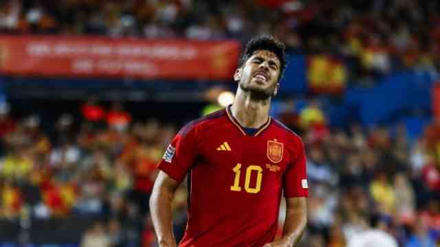 Spain national team: Marco Asensio wears the number ten for Spain but runs as a against Switzerland "false nine" on.