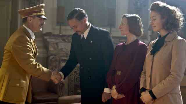 TV review "The white house on the Rhine": At your service: Fritz Dreesen (Benjamin Sadler) pays his respects to his guest Adolf Hitler (Max Gertsch).