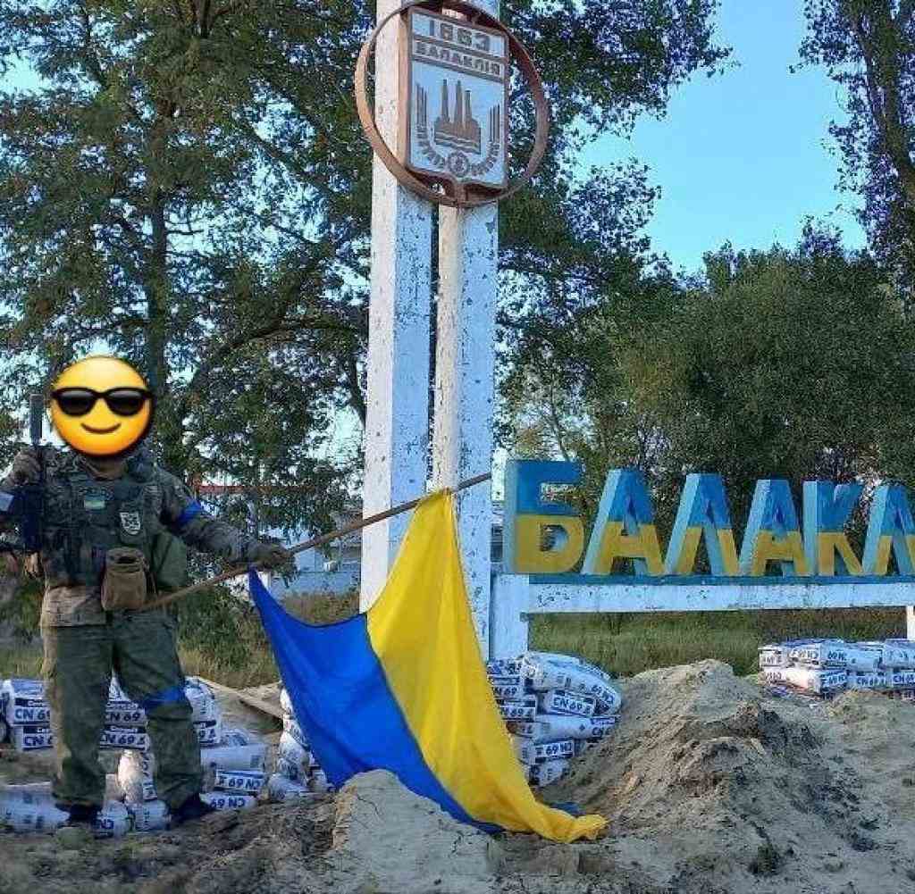 Ukrainische Quellen verbreiten dieses Bild, bei dem das Gesicht des Soldaten zur Sicherheit verdeckt wurde. Es soll die Rückeroberung der Stadt Balakliya zeigen