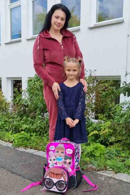 Ukrainian girl in Kirchseeon: Alina Davydova and her daughter Alona hope for a bit of normality in Kirchseeon.