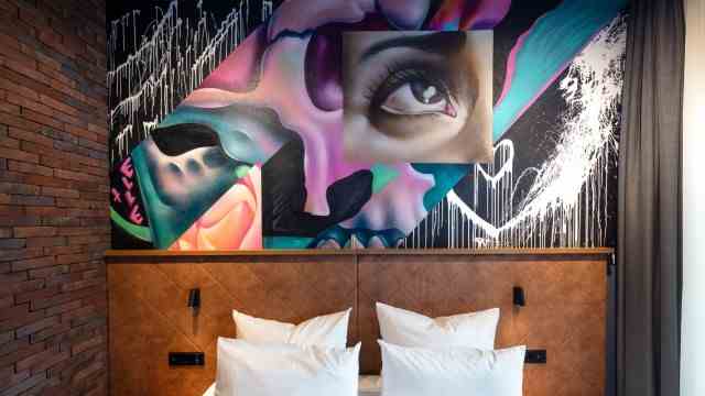 Street Art Hotel: The wall above the bed is usually painted, here by the New York artist Elle, sometimes the entire room.