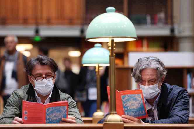 Visitors wear masks at the National Library of France in Paris on September 18, 2022.