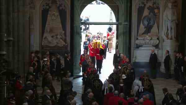 Le cercueil de la reine entre dans l'abbaye de Westminster