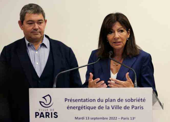 Anne Hidalgo, next to the mayor of the 13ᵉ arrondissement, Jérôme Coumet, gives a press conference to present her plan in favor of the energy sobriety of the city, in Paris, on September 13, 2022.  
