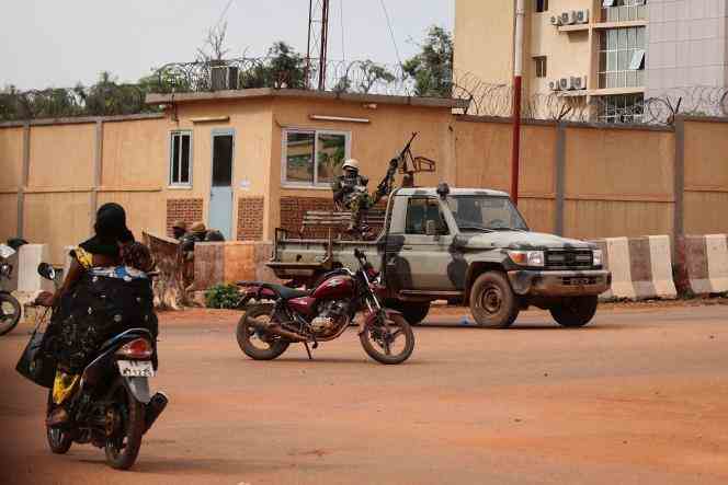 Soldiers are deployed in the streets of Ouagadougou, several roads of which have been blocked, on September 30, 2022. 