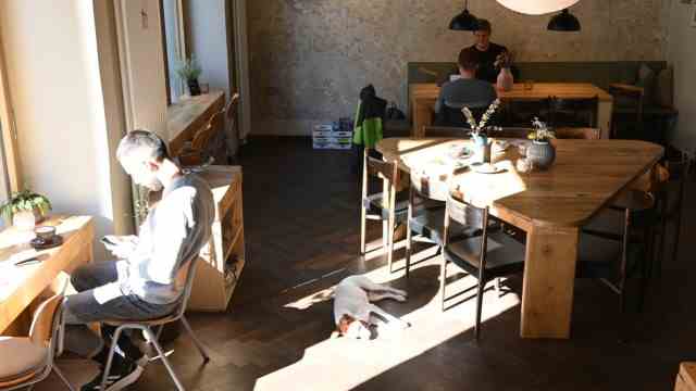 Café Togather: At a triangular table in the middle, she brings people together who get to know each other while eating.