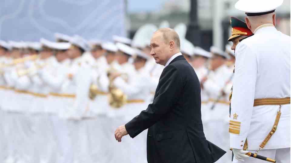 Vladimir Putin at a military parade: The mobilization brings the North Caucasus to the brink of an uprising. 