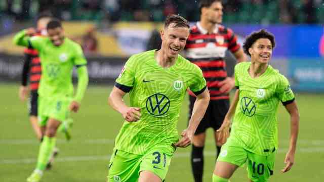 Bundesliga: Victory goal just before the end: Yannick Gerhardt (middle) headed in in added time to make it 3-2 for VfL Wolfsburg.
