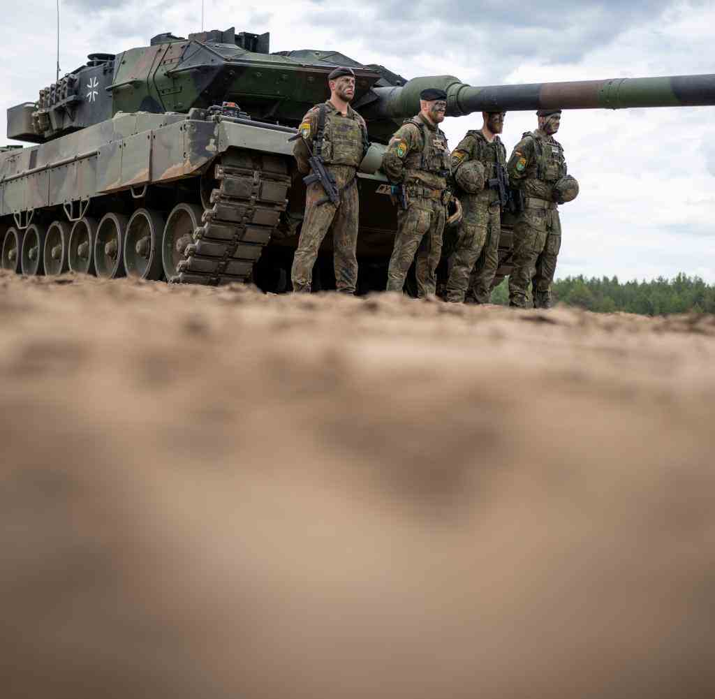 Ein Leopard 2 Panzer der Bundeswehr im Camp Adrian Rohn in Litauen