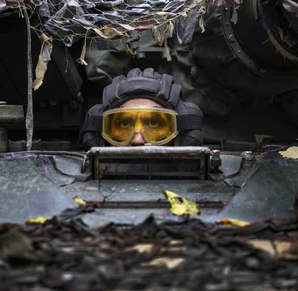 Ukrainischer Panzersoldat mit Schutzbrille