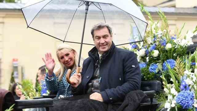 Looking back at the Oktoberfest: Markus Söder has an umbrella for the costume and riflemen's parade - his wife doesn't.