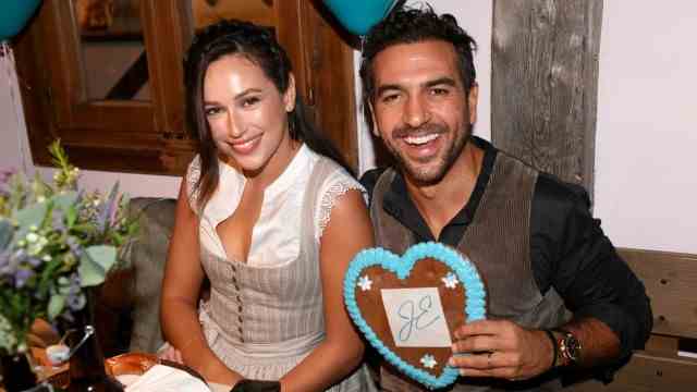 A look back at the Oktoberfest: No more Wiesn singles: Elyas M'Barek is sitting in the Käfer tent with his wife Jessica.