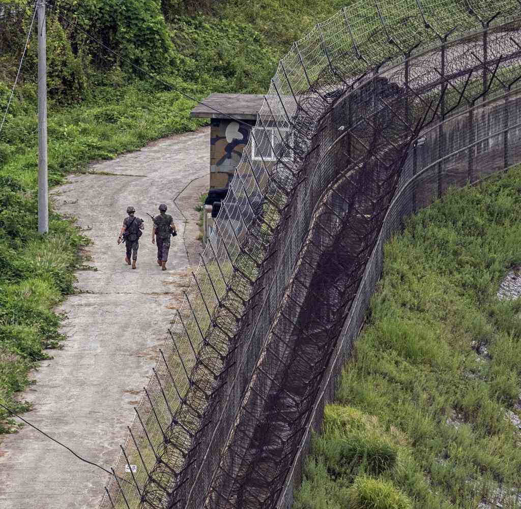 South Korean soldiers patrol the border along the Imjin River, which crosses the inter-Korean border, as part of a joint military exercise between South Korea and the United States.  +++ dpa picture radio +++