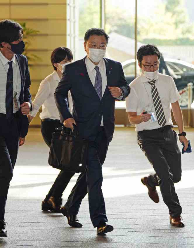 Japan's Chief Cabinet Secretary Hirokazu Matsuno (center) arrives at the Prime Minister's Office in Tokyo on October 4, 2022. 