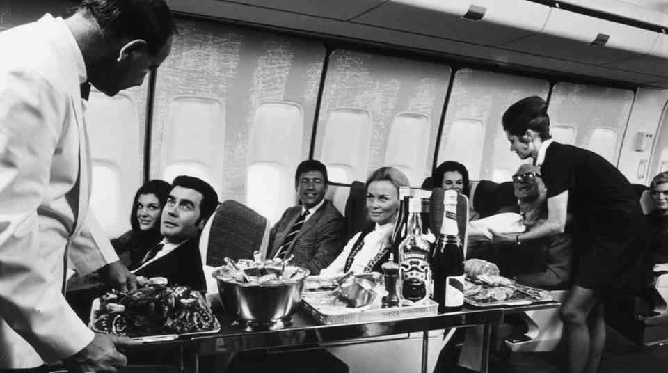 No food in plastic bowls or a snack for cash: In the front part of the Boeing 747, each course of the on-board menu is put together individually according to the wishes of the passenger.