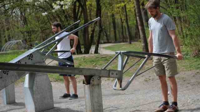 Fitness: Hobby athletes doing fitness training in the open-air gym in the Isar meadows between Freibadbächl, Candidstraße and the Isar in Untergiesing.
