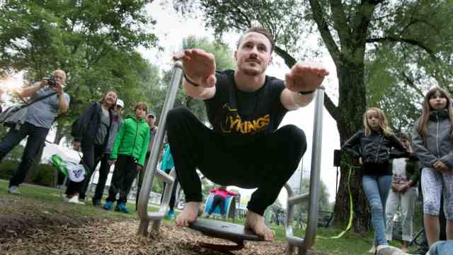 Fitness: At the opening of the movement island in Munich's Olympic Park, the show group Ykings demonstrated the exercises on the fitness equipment.  In the picture: squats on the wobble plate.