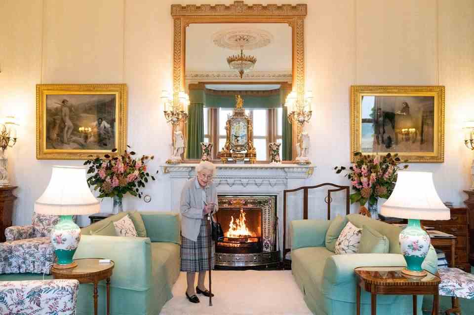 She looks a bit frail that Tuesday afternoon at Balmoral Castle, yes.  But also cheerful and vital.  Queen Elizabeth II is expecting visitors at her summer residence.  Nothing indicates that the monarch will die just two days later.