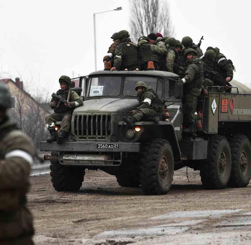 Das von der staatlichen russischen Nachrichtenagentur Sputnik veröffentlichte Bild zeigt russische Soldaten die in der Stadt im Norden der Krim auf einem Militärlastwagen sitzen