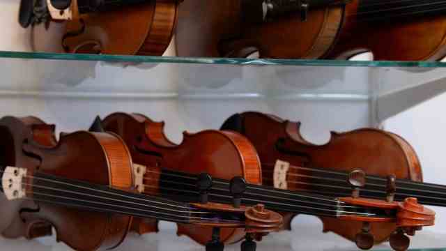 Exhibition in the Bavarian National Museum: None sounds like the other: violins on the shelf at Eva Lämmle.