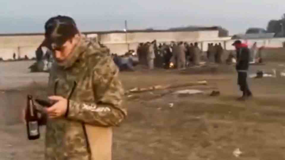 Ukraine war: barbecue, drink, wait - video shows Russian recruits