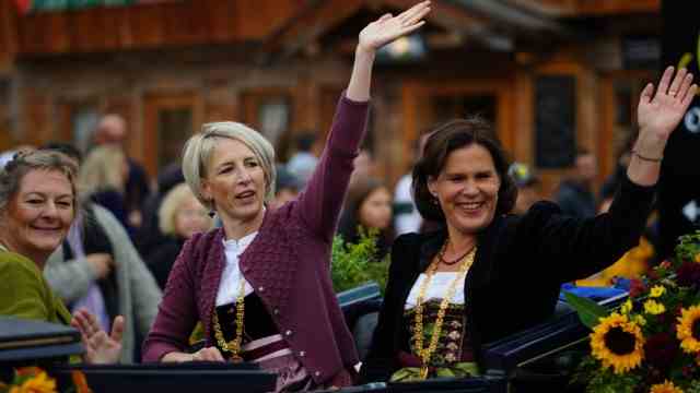 Driving bans: She takes action: Munich Mayor Katrin habenschaden (centre), here at the Oktoberfest parade.