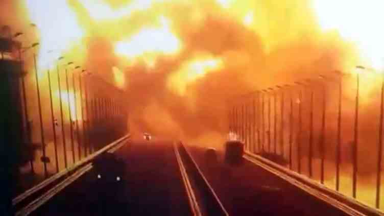 L'explosion sur le pont de Kertch, en Crimée, filmée par une caméra de vidéosurveillance, le 8 octobre 2022. (SECURITY CAMERA / ANADOLU AGENCY / AFP)