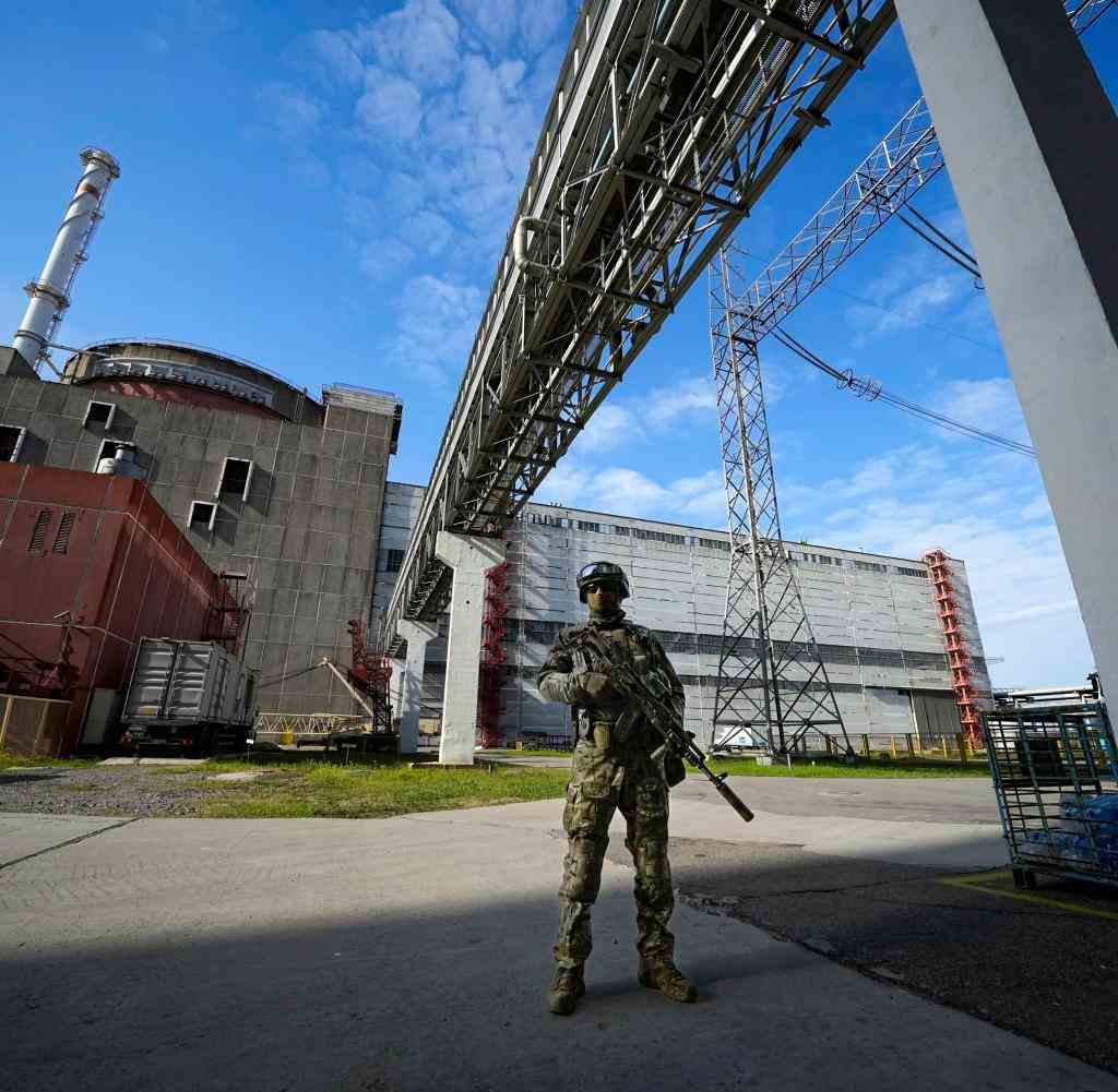 Ein russischer Soldat bewacht einen Bereich des Kernkraftwerks Saporischschja