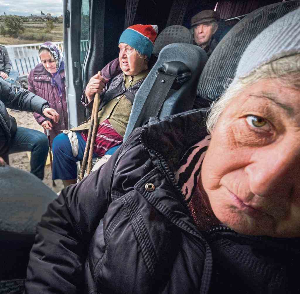 Ukrainer werden mit einem Bus aus Kupjansk evakuiert